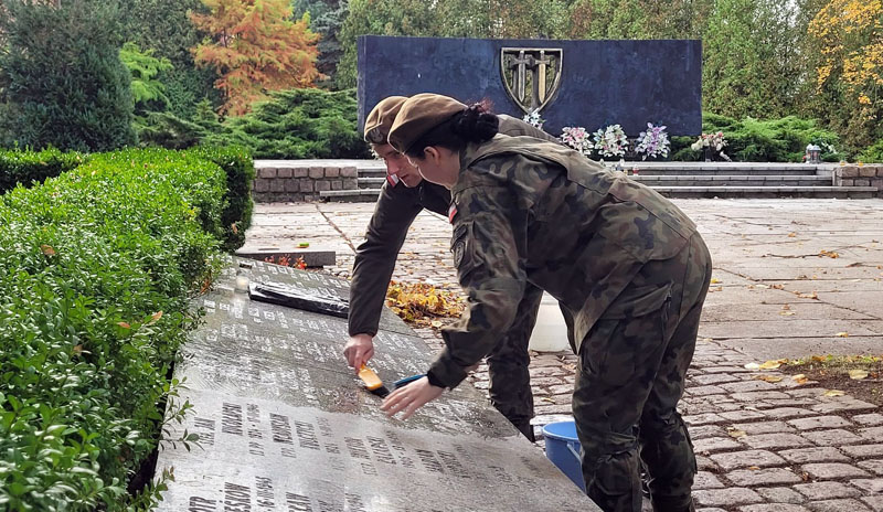 Terytorialsi porządkowali Cmentarz Wojenny w Kołobrzegu