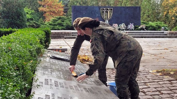 Terytorialsi porządkowali Cmentarz Wojenny w Kołobrzegu