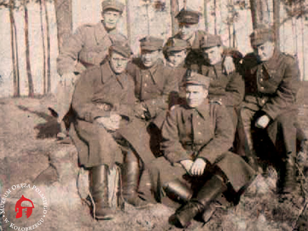 Grupa żołnierzy w parku nadmorskim