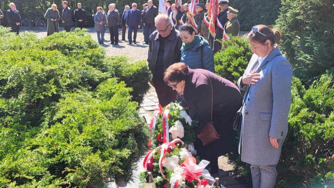 Rodzina odwiedziła grób kołobrzeskiej bohaterki