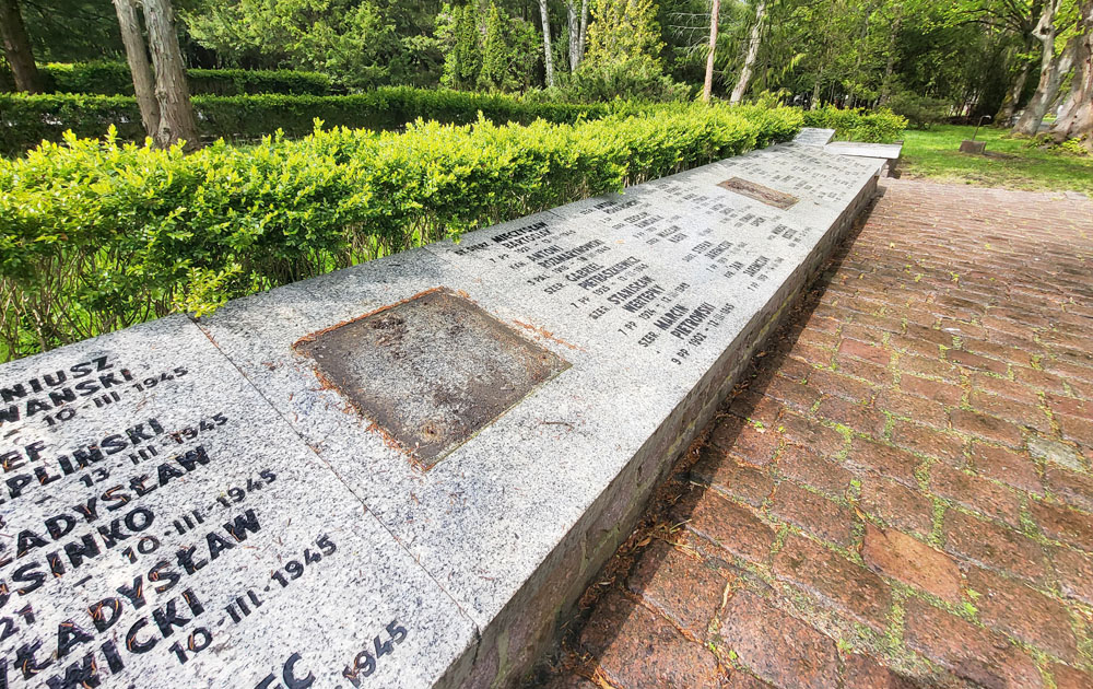 Cmentarz Wojenny w Kołobrzegu zdewastowany